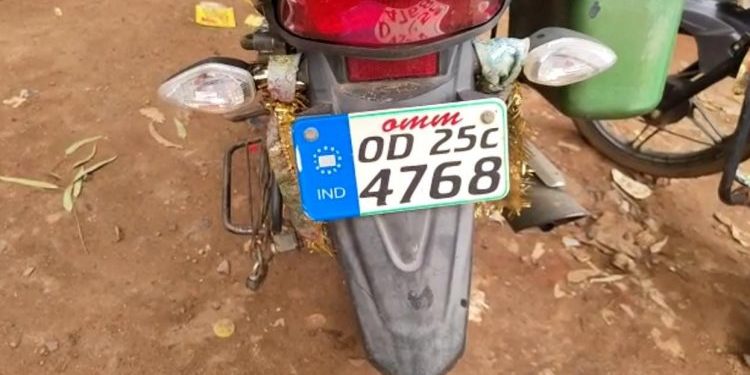 ପୁଣି ପଲସର ଆତଙ୍କ ମାତିଲା : ଦିନ ଦ୍ୱିପହରେ ଡ଼ିକି ଭାଙ୍ଗି ଟଙ୍କା ଲୁଟ – ପୋଲିସର ଛାନବିନ ଆରମ୍ଭ