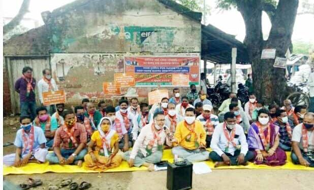 ନୀଳଗିରି ବ୍ଲକ୍‌ ସମ୍ମୁଖରେ ଧାରଣା ଦେଲେ ବିଜେପି କର୍ମୀ,ପ୍ରଧାନମନ୍ତ୍ରୀ ଆବାସ ଯୋଜନାରେ ବ୍ୟାପକ ଦୁର୍ନୀତି