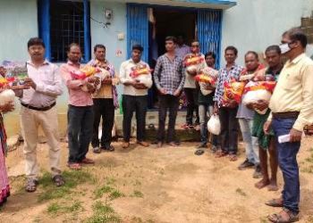 କିସ ଆଦିବାସୀ ବିଶ୍ୱବିଦ୍ୟାଳୟ ପ୍ରତିଷ୍ଠାତା ଡ଼.ଅଚ୍ୟୁତ ସାମନ୍ତ ଙ୍କ ଦ୍ୱାରା ପ୍ରଥମ ଶ୍ରେଣୀ ରୁ ଦଶମ ଶ୍ରେଣୀ ପର୍ଯ୍ୟନ୍ତ ଛାତ୍ରଛାତ୍ରୀ ଙ୍କୁ ଚଳିତ ଶିକ୍ଷା ବର୍ଷ ର ପାଠ୍ୟ ପୁସ୍ତକ ବଣ୍ଟନ