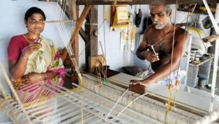 ବୃତ୍ତି ପୋଷେ କୁଟୁମ୍ବ : ସୁତା ଖିଅରେ ଝୁଲୁଛି ବୁଣାକାରଙ୍କ ଭାଗ୍ୟ