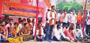 ପ୍ରକୃତ ହିତାଧିକାରଙ୍କୁ ପ୍ରଧାନମବୀ ଆବାସ ପ୍ରଦାନ ଦାବିରେ କୋରାଇ ବିଜେପିର ବ୍ଲକ ଘେରାଉ; ରାଜ୍ୟପାଳଙ୍କ ଉଦେଶ୍ୟରେ ବିଡିଓଙ୍କ ଦାବି ପତ୍ର