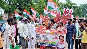 କେନ୍ଦ୍ର ଓ ରାଜ୍ୟ ସରକାରଙ୍କ ଜନମାରଣ ନୀତି ବିରୁଦ୍ଧରେ ଙ୍ଘଟ ଓ ଖଞ୍ଜଣି ବଜାଇ ବ୍ଳକ ସମୁଖରେ କଂଗ୍ରେସର ବିକ୍ଷୋଭ ଓ ଧାରଣା