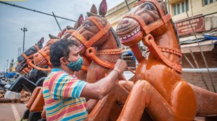 ଚିତ୍ରକାର ସେବକ ଙ୍କ ଦ୍ଵାରା ତିନି ରଥର ପ୍ରଭା ଗୁଡିକରେ ରଙ୍ଗ କାର୍ଯ୍ୟ ଆରମ୍ଭ