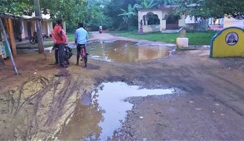 ଲକ୍ଷ୍ମୀନଗର ପଂଚାୟତ ମୁଖ୍ୟ ରାସ୍ତା ବିପର୍ଯ୍ୟସ୍ତ ଜଳନିଷ୍କାସନ ପାଇଁ ବ୍ୟବସ୍ଥା ନାହିଁ ; ଯାତାୟତରେ ଯାତ୍ରୀ ହିନସ୍ତା