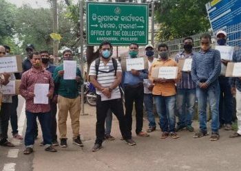 ପାରିଶ୍ରମିକ ଟଙ୍କା ନ ପାଇବାରୁ ଠିକାଦାରଙ୍କ ପକ୍ଷରୁ ଜିଲ୍ଲାପାଳ ଙ୍କୁ ସ୍ମାରକ ପତ୍ର ପ୍ରଦାନ