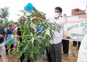 ଶ୍ରୀରାମକୃଷ୍ଣ ଆଦର୍ଶ ଶିକ୍ଷାକେନ୍ଦ୍ରରେ ବୃକ୍ଷ ରୋପଣ କଲେ – ମନ୍ତ୍ରୀ ଅରୁଣ