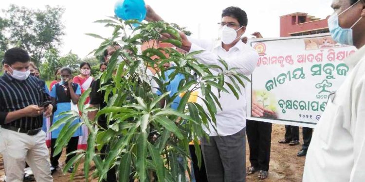 ଶ୍ରୀରାମକୃଷ୍ଣ ଆଦର୍ଶ ଶିକ୍ଷାକେନ୍ଦ୍ରରେ ବୃକ୍ଷ ରୋପଣ କଲେ – ମନ୍ତ୍ରୀ ଅରୁଣ