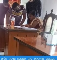 ମାଟ୍ରିକ ପରୀକ୍ଷା ରେଜଲ୍ଟକୁ ନେଇ ତୁଳସୀପୁର ହାଇସ୍କୁଲର ପ୍ରଧାନଶିକ୍ଷଯତ୍ରୀ ଙ୍କୁ ଘରିଲେ ଅସନ୍ତୋଷ ଛାତ୍ର