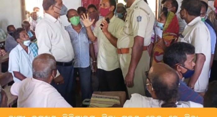 ବାଙ୍କୀ ଉପଖଣ୍ଡ ଚିକିତ୍ସାଳୟ ଟିକା ଗ୍ରହଣ କେନ୍ଦ୍ର ରେ ଟିକା କରଣ କୁ ନେଇ ଉତ୍ତେଜନା : କରୋନା କଟକଣା ଭୁଲିଗଲେ ଲୋକେ – ଗୋଷ୍ଠୀ ସଂକ୍ରମଣ ଆଶଙ୍କା
