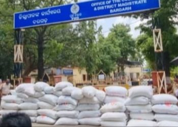 ତୃତୀୟ ଦିନରେ, ଜିଲ୍ଲାପାଳଙ୍କ କାର୍ଯ୍ୟାଳୟ ସମ୍ମୁଖରେ ଚାଷୀ ଙ୍କ ବିକ୍ଷୋଭ