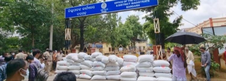 ତୃତୀୟ ଦିନରେ, ଜିଲ୍ଲାପାଳଙ୍କ କାର୍ଯ୍ୟାଳୟ ସମ୍ମୁଖରେ ଚାଷୀ ଙ୍କ ବିକ୍ଷୋଭ