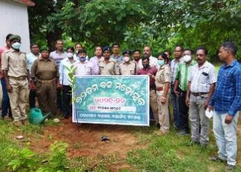  ବନମହୋତ୍ସବ ଓ ବୃକ୍ଷ ରୋପଣ ରେ ସାମିଲ ହେଲେ ଆଦିବାସୀ – ଜଙ୍ଗଲ ସୁରକ୍ଷା ପାଇଁ ଆହ୍ୱାନ