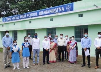 Chief Secretary and Secretary(5T) visit Kalahandi District, take stock of ongoing construction of new Medical College