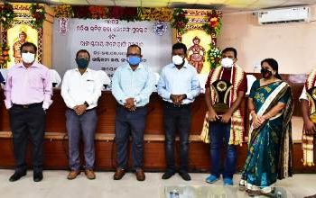 ଓଡ଼ିଶା ଲଳିତ କଳା ଏକାଡେମୀ ତରଫରୁ ୩୯ତମ ଲଳିତ କଳା ଏକାଡେମୀ ପୁରସ୍କାର ୮ ଜଣ ଶିଳ୍ପୀଙ୍କୁ ମନ୍ତ୍ରୀ ଶ୍ରୀ ଜ୍ୟୋତିପ୍ରକାଶ ପାଣିଗ୍ରାହୀ ପୁରସ୍କାର ପ୍ରଦାନ କରିଛନ୍ତି
