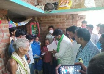 ମାଇକେଲ ବିଅର କମ୍ପାନୀ ରେ ଶ୍ରମିକ ମୃତକ ପରିବାର କୁ ଭେଟିଲା ପଶ୍ଚିମ ଓଡିଶା ଯାଦବ ବିକାଶ ପରିଷଦ ର ଅଧ୍ୟକ୍ଷ ବଲରାମ ଯାଦବ