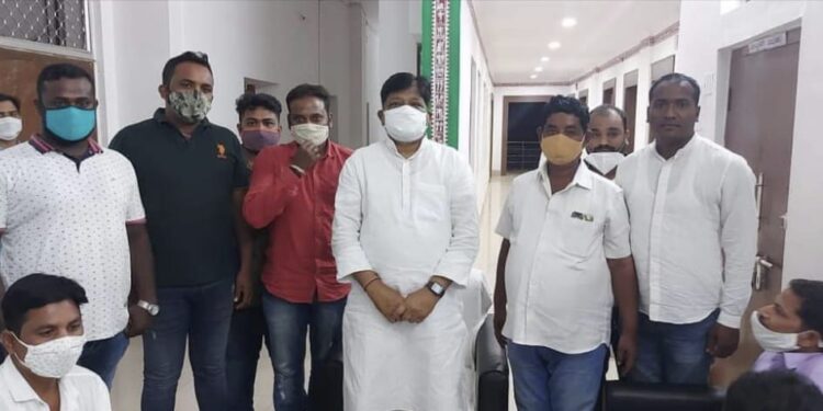 କନ୍ଧମାଳ ପର୍ଯ୍ୟବେକ୍ଷକଙ୍କ ଦିନିକିଆ ନୂଆଗାଁ ଗସ୍ତ : ବିଜେଡିର କାର୍ଯ୍ୟକାରିଣୀ ବୈଠକରେ ସଂଗଠନକୁ ସୁଦୃଢ କରିବାକୁ ଆହ୍ୱାନ