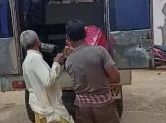 ମରିଗଲା ମାନବିକତା  ! ଏକୁଟିଆ ନିଜ ସ୍ତ୍ରୀ ର ଶବକୁ ବୋହିଲା ସ୍ୱାମୀ