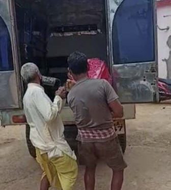 ମରିଗଲା ମାନବିକତା  ! ଏକୁଟିଆ ନିଜ ସ୍ତ୍ରୀ ର ଶବକୁ ବୋହିଲା ସ୍ୱାମୀ