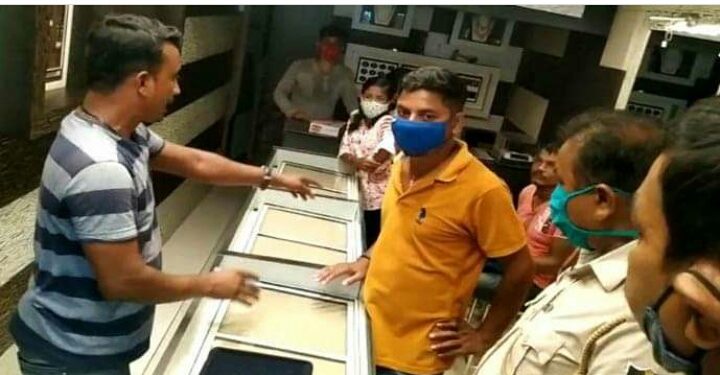 ଗ୍ରାହକ ସାଜି ଆସି ଗହଣା ଲୁଟେରା ଅଟକ