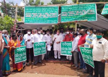 ଗଳି ପୋଲ ନିର୍ମାଣ ଦାବି ଯୋର ଧରିଲା ଆନ୍ଦୋଳନ,ଯୋଗ ଦେଲେ ବଡଚଣା ବିଧାୟକ 