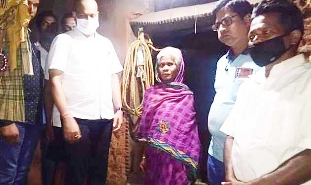 ଅଗ୍ନି ବିପନ୍ନ ପରିବାର ର ସମସ୍ୟା ବୁଝିବା ସହ ସହାୟତା ପ୍ରଦାନ କଲେ ଦଶପଲ୍ଲା ବିଧାୟକ