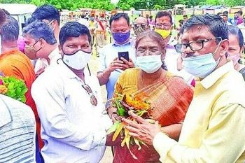 ଶ୍ରୀମତୀ ଦ୍ରୌପଦୀ ମୁର୍ମୁ ନିଜ ଘର ମୟୂରଭଞ୍ଜ ଜିଲ୍ଲା ରାଇରଙ୍ଗପୁର ମହୁଲଡ଼ିହାକୁ ଫେରିଛନ୍ତି