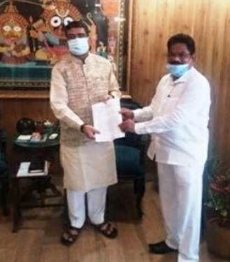 ଗୁଣୁପୁର ରେଳ ପଥକୁ ଥେରୁବାଲି ପର୍ଯ୍ୟନ୍ତ ସମ୍ପ୍ରସାରଣ ପାଇଁ  ରେଳମନ୍ତ୍ରୀ ଏବଂ କେନ୍ଦ୍ର ଶିକ୍ଷା ମନ୍ତ୍ରୀଙ୍କୁ  ଭେଟିଲେ ପାରଳାଖେମୁଣ୍ଡି ବିଧାୟକ କେ. ନାରାୟଣ ରାଓ