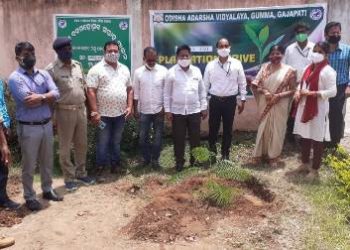 ୭୨ତମ ବନ ମହୋତ୍ସବ ଅବସରରେ  ଆଦର୍ଶ ବିଦ୍ୟାଳୟ ଠାରେ ବିଧାୟକ କେ. ନାରାୟଣ ରାଓଙ୍କ ଦ୍ୱାରା ଚାରାରୋପଣ