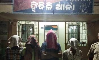 ଜୁଆ ଆଡ୍ଡା ଉପରେ ଚଢ଼ାଉ ; ୪ ଗିରଫ , ୫୧ ହଜାର ୨ ଶହ ଟଙ୍କା ସମେତ ୫ ମୋଟର ସାଇକେଲ ଓ ୫ ମୋବାଇଲ ଜବତ