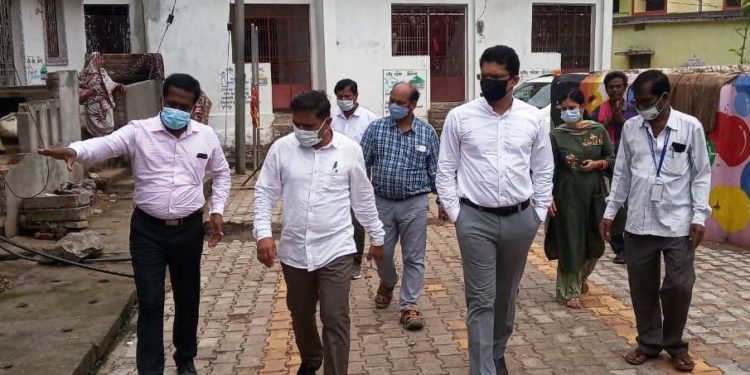 ହିଞ୍ଜିଳିକାଟୁ ବ୍ଲକ୍ ଓ ପୈାରାଞ୍ଚଳର ଉନ୍ନୟନ ପ୍ରକଳ୍ପ ପରିଦର୍ଶନ କଲେ ଜିଲ୍ଲା ପ୍ରଶାସନିକ ଅଧିକାରୀ ବୃନ୍ଦ ; ପ୍ରକଳ୍ପ ତ୍ବରାନ୍ବିତ ପାଇଁ ବିଭାଗୀୟ ଅଧିକାରୀଙ୍କୁ ଜିଲ୍ଲାପାଳଙ୍କ ନିର୍ଦ୍ଦେଶ