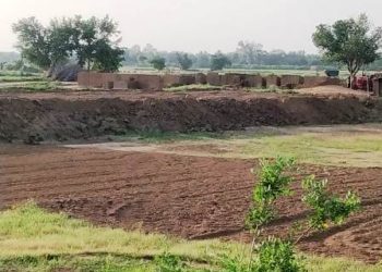 ଚାଷୀ ବାନ୍ଧୁଛନ୍ତି ଜଳ କର , ପଡ଼ିଆ ପଡ଼ିଛି ଚାଷ ଜମି ; ଚାଷୀ ମହଲରେ ଅସନ୍ତୋଷ