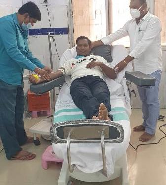 ପାଞ୍ଚଜଣ ରୋଗୀଙ୍କ ପାଇଁ ରକ୍ତ ଯୋଗାଡ କରି ପ୍ରଶଂସା ସାଉଁଟିଲେ ସମାଜସେବୀ