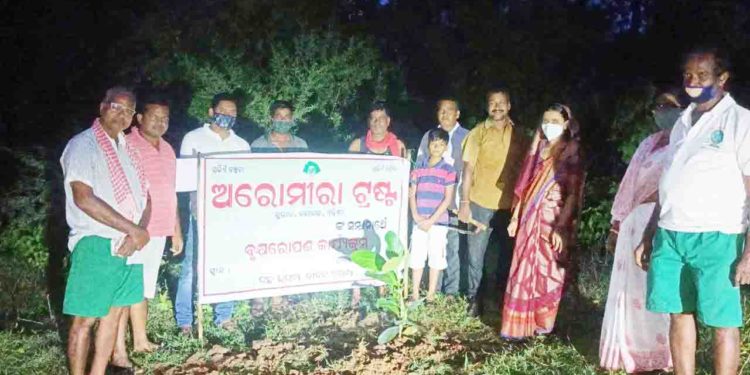 କୁରାଳ ପରିବେଶ ସାଥି ଅନୁଷ୍ଠାନ ତରଫରୁ ବନମହୋତ୍ସବ ସପ୍ତାହର ପ୍ରଥମ ଦିନରେ ବୃକ୍ଷ ରୋପଣ କାର୍ଯ୍ୟକ୍ରମ ଅନୁଷ୍ଠିତ – ଓଡ଼ଗାଁ