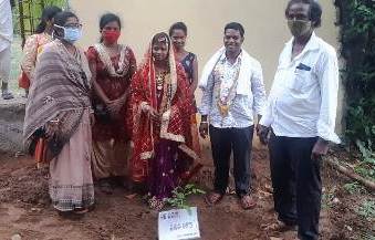 ବିବାହ ବେଦୀରେ ନିଆରା ଉପହାର ପ୍ରଦାନ – ଓଡ଼ଗାଁ