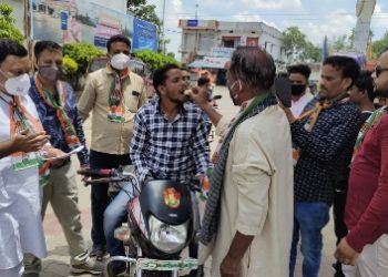 ପେଟ୍ରୋଲ ପମ୍ପ ସାମ୍ନା ରେ ପାଟଣାଗଡ଼ ନଗର କଂଗ୍ରେସ ପକ୍ଷରୁ ଦସ୍ତଖତ ଅଭିଯାନ