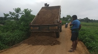 ଶୁଣିଲାନି ପ୍ରଶାସନ ରାସ୍ତା ନିର୍ମାଣ କଲେ ସ୍ୱେଚ୍ଛାସେବୀ