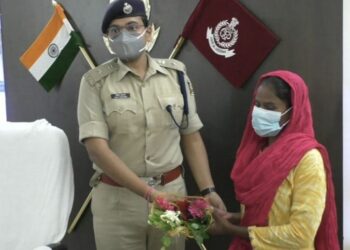 କନ୍ଧମାଳ ଏସପିଙ୍କ ନିକଟରେ ମହିଳା କ୍ୟାଡର ମାଓବାଦୀ ଙ୍କ ଆତ୍ମ ସମର୍ପଣ : ସମାଜର ମୁଖ୍ୟ ସ୍ରୋତରେ ସାମିଲ ହେବେ