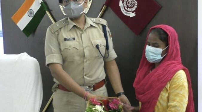 କନ୍ଧମାଳ ଏସପିଙ୍କ ନିକଟରେ ମହିଳା କ୍ୟାଡର ମାଓବାଦୀ ଙ୍କ ଆତ୍ମ ସମର୍ପଣ : ସମାଜର ମୁଖ୍ୟ ସ୍ରୋତରେ ସାମିଲ ହେବେ