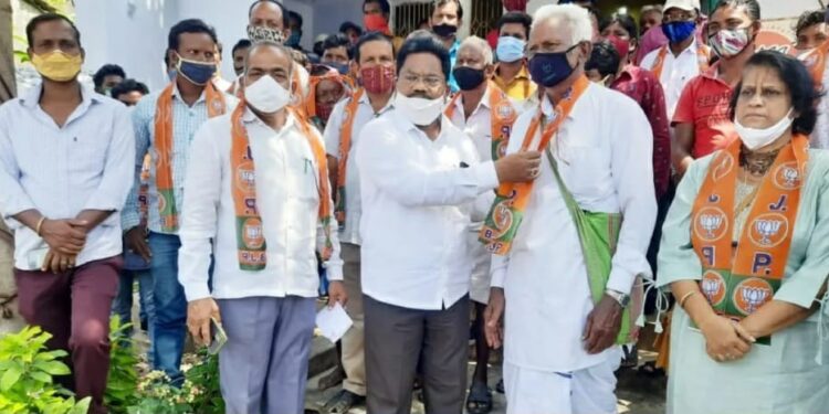 ପାରଳାଖେମୁଣ୍ଡି ୟେରଦେଲା ସାହି ସ୍ଥିତ ବିଜେପିର ଜିଲ୍ଲା କାର୍ଯ୍ୟାଳୟ ଠାରେ ୧୦୦ରୁ ଉର୍ଦ୍ଧ ବିଜେଡି କର୍ମୀ ଆଜି ପାରଳାଖେମୁଣ୍ଡି ବିଧାୟକ ତଥା ବିଜେପି  କେ. ନାରାୟଣ ରାଓଙ୍କ ଉପସ୍ଥିତିରେ ବିଜେପି ଦଳରେ ଯୋଗଦାନ କଲେ
