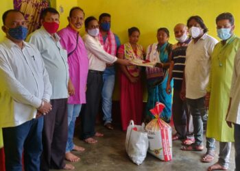 କରୋନାରେ ଆକ୍ରାନ୍ତ ମୃତ ସାମ୍ବାଦିକଙ୍କ ପରିବାରକୁ ବନବାସୀ ସେବା ସମିତି ପକ୍ଷରୁ ସହାୟତା ପ୍ରଦାନ