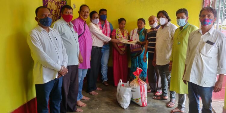 କରୋନାରେ ଆକ୍ରାନ୍ତ ମୃତ ସାମ୍ବାଦିକଙ୍କ ପରିବାରକୁ ବନବାସୀ ସେବା ସମିତି ପକ୍ଷରୁ ସହାୟତା ପ୍ରଦାନ