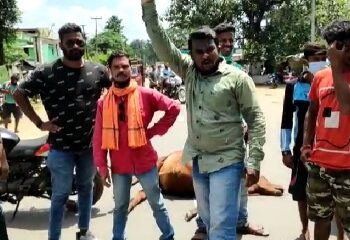ବରଗଡ଼ ବଜରଙ୍ଗ ଦଳ ତରଫରୁ ଅମ୍ବାପାଲି ଠାରେ ନ୍ୟାସନାଲ ହାଇୱେ ରେ ରାସ୍ତା ରୋକ