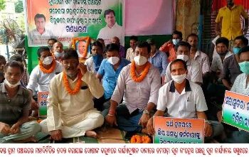 ଡମପଡ଼ା ବ୍ଲକ କଂଗ୍ରେସ ପକ୍ଷରୁ ବ୍ଲକ କାର୍ଯ୍ୟାଳୟ ସମ୍ମୁଖରେ ଗଣ ଧାରଣା