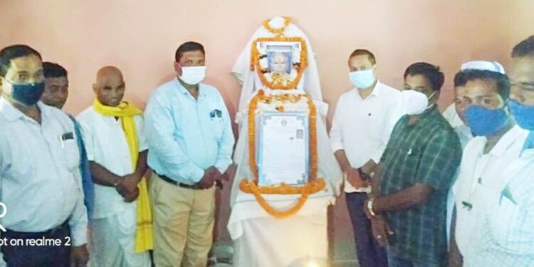 ପୂର୍ବତନ ସରପଞ୍ଚ ଙ୍କ ଦ୍ଵାଦଶ କାର୍ଯ୍ୟରେ ଯୋଗଦେଇ ସ୍ମୃତି ଚାରଣ କଲେ ଦଶପଲ୍ଲା ବିଧାୟକ
