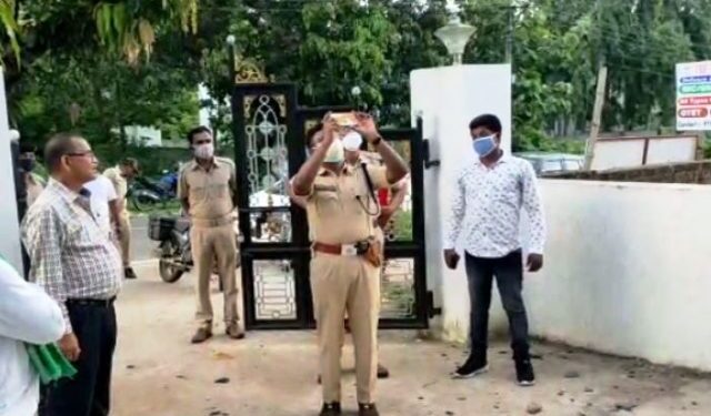 ଖଲ୍ଲିକୋଟ ବିଧାୟିକା ସୂର୍ଯ୍ୟମଣି ବୈଦ୍ୟଙ୍କ ଘର ଉପରେ ଆକ୍ରମଣ : ସମର୍ଥକଙ୍କୁ ଗୋଡାଇ ହାଣିଲେ ଦୁର୍ବୃତ୍ତ – ଘର ଉପରେ କଲେ ଆକ୍ରମଣ