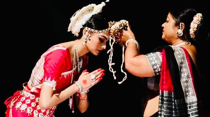 ସଂସ୍କୃତିଙ୍କର ଓଡ଼ିଶୀ ନୃତ୍ୟରେ ଝୁମିଲେ ଆମେରିକୀୟ ଦର୍ଶକ