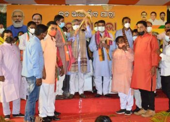 ପଦ୍ମପୁରରେ କେନ୍ଦ୍ରୀୟ ବିଦ୍ୟାଳୟ ପ୍ରତିଷ୍ଠା ଓ ନୂଆପଡ଼ା ଭାୟା ପଦ୍ମପୁର ବରଗଡ଼ ନୂତନ ରେଲ ଲାଇନ୍ ସଂଯୋଗ ଦାବି କେନ୍ଦ୍ର ରେଳମନ୍ତ୍ରୀ ଶିକ୍ଷା ମନ୍ତ୍ରୀଙ୍କୁ ଦାବି ପତ୍ର ପ୍ରଦାନ
