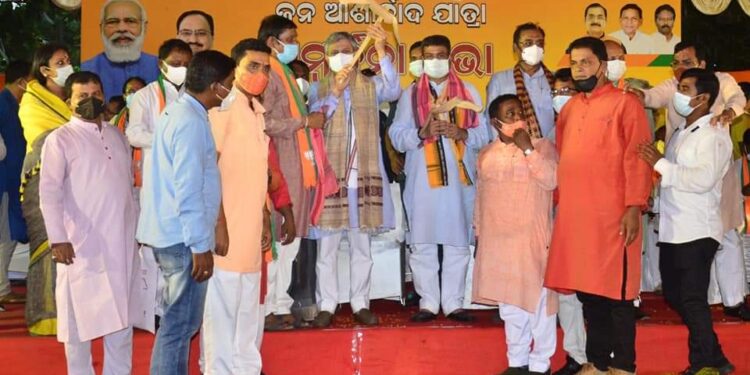 ପଦ୍ମପୁରରେ କେନ୍ଦ୍ରୀୟ ବିଦ୍ୟାଳୟ ପ୍ରତିଷ୍ଠା ଓ ନୂଆପଡ଼ା ଭାୟା ପଦ୍ମପୁର ବରଗଡ଼ ନୂତନ ରେଲ ଲାଇନ୍ ସଂଯୋଗ ଦାବି କେନ୍ଦ୍ର ରେଳମନ୍ତ୍ରୀ ଶିକ୍ଷା ମନ୍ତ୍ରୀଙ୍କୁ ଦାବି ପତ୍ର ପ୍ରଦାନ