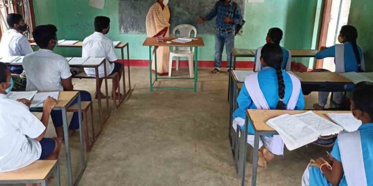 ବାଙ୍କୀ ବ୍ଲକ ଶିକ୍ଷାଅଧିକାରୀଙ୍କ ବିଭିନ୍ନ ବିଦ୍ୟାଳୟ ପରିଦର୍ଶନ କରି କରୋନା ସ୍ଥିତିର ସମୀକ୍ଷା