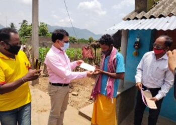 ରାୟଗଡ଼ ବ୍ଲକ ସାନତୁଣ୍ଡି ଗ୍ରାମର ମହେନ୍ଦ୍ର ଶବରଙ୍କ ପାରିବାରକୁ – ମୁଖ୍ୟମନ୍ତ୍ରୀ ଘୋଷଣା କରିଥିବା ୨ଲକ୍ଷ୍ୟ ଟଙ୍କା ରାୟଗଡ଼ ବିଡିଓ ଦୁଇ ଲକ୍ଷ୍ୟ ଟଙ୍କାର ଚେକ୍ ପ୍ରଦାନ କରିଥିଲେ